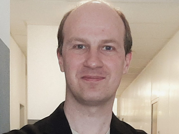 Porträt von PD Dr. Steffen Wild. Mann mit kurzen hellen Haaren lächelt in die Kamera