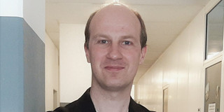 Porträt von PD Dr. Steffen Wild. Mann mit kurzen hellen Haaren lächelt in die Kamera